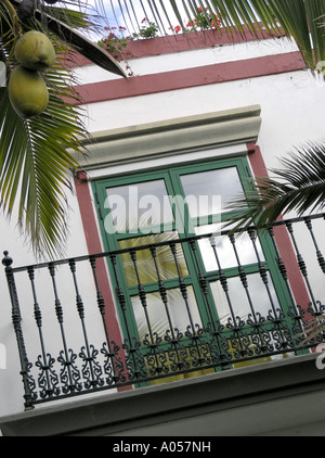 Maison blanchie à la chaux avec balcon à Puerto de Mogan Banque D'Images