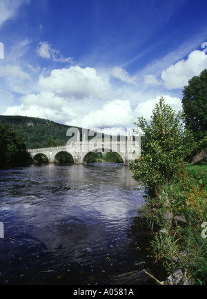 dh ABERFELDY PERTHSHIRE Highlands écossais General Wade Bridge traversant la rivière Tay ponts historiques écosse Banque D'Images