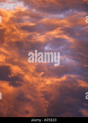 Dh MÉTÉO CIEL nuages coucher de soleil rose orange gris Orkney Banque D'Images