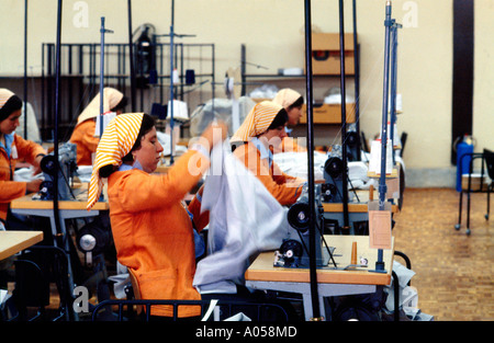 Les femmes qui travaillent dans l'Iran Fabrique de machines à coudre des vêtements Banque D'Images