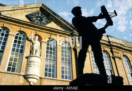 Des statues du roi Henry V et de Charles Stewart Rolls en face de la partie géorgienne à Shire Hall ville de Monmouth, Gwent, au Pays de Galles Banque D'Images