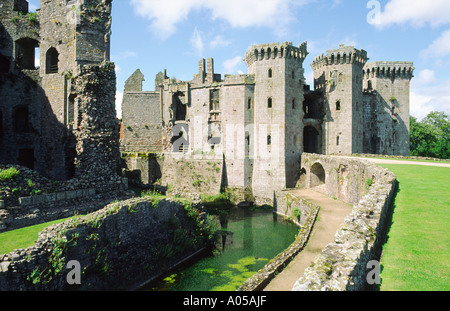 Château de Raglan près de Monmouth en Gwent, est du pays de Galles, Royaume-Uni montrant les douves, murs et tours d'entrée Banque D'Images