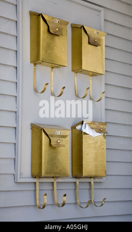 Quatre boîtes aux lettres sur un mur de la maison remplie de lettres USA Banque D'Images