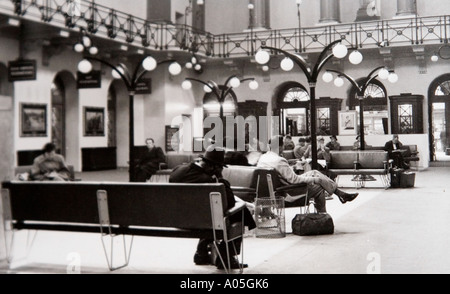 Ancienne salle d'attente de la gare de Euston Londres au début des années 1960 Banque D'Images