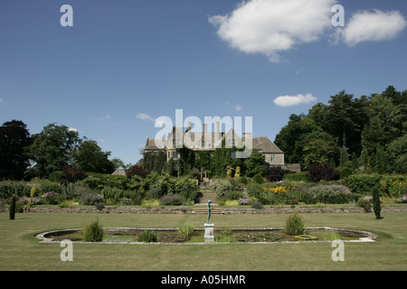 L'un des meilleurs jardins dans les Cotswolds, Physocarpus opulifolius Dart's Gold House situé dans un domaine avec de très belles vues. Banque D'Images