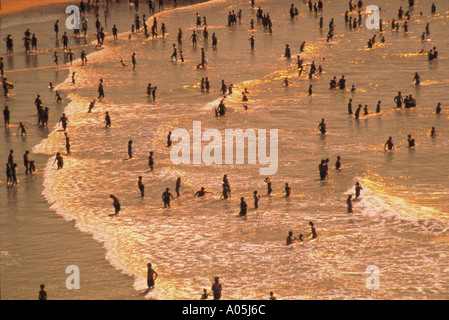 Vue aérienne de personnes profitant de la plage à Mar del Plata, Argentine Banque D'Images