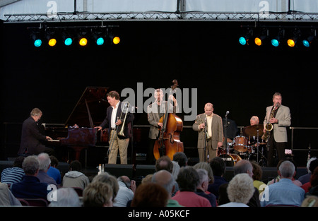 Campbell Burnap Sextet se produisant au Festival de jazz de Brecon Powys Pays de Galles UK Banque D'Images