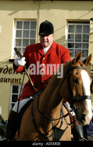 Huntsman en manteau rouge équitation horse au Fox hunt réunion en UK Banque D'Images