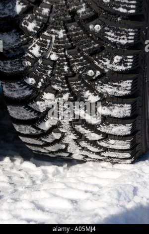 Close-up d'une voiture , pneus d'hiver cloutés faites par Nokian Tyres , Finlande Banque D'Images