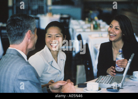 Réunion internationale des affaires dans lesquelles les associés d'origine ethnique différente se réunissent dans un restaurant. Banque D'Images