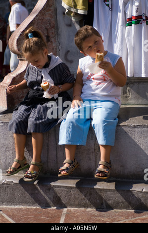 Les enfants bénéficiant d'un Snack à la place du marché lors de l'Assemblée Ordizia Farmers' Market Banque D'Images