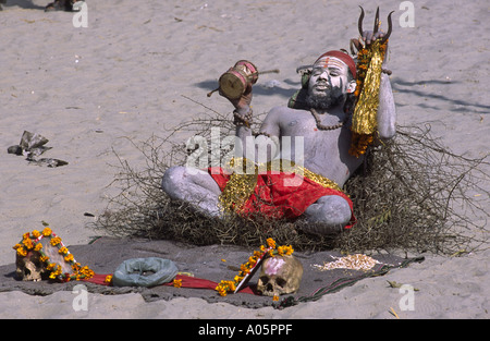 Sadhu méditant sur un lit d'épines. Festival 2001 Khumb Mela-Allahabad, Uttar Pradesh, Inde.