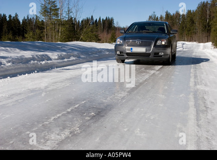 Toyota Avensis sur glace glissante country road , Finlande Banque D'Images