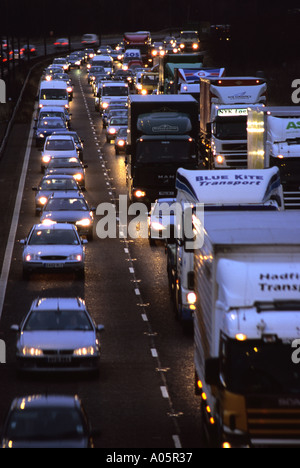 Embouteillage sur l'autoroute m62 près de Leeds la nuit uk Banque D'Images