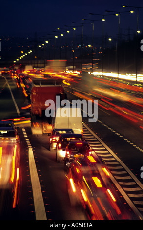 Embouteillage sur l'autoroute m62 près de Leeds la nuit uk Banque D'Images