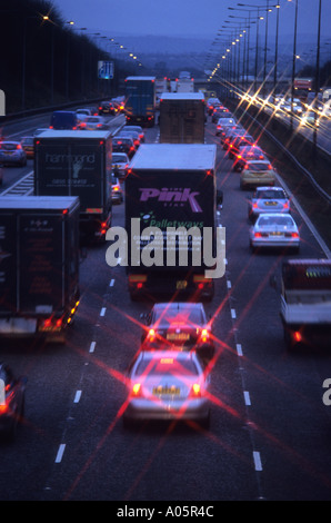 Embouteillage sur l'autoroute m62 près de Leeds la nuit uk Banque D'Images