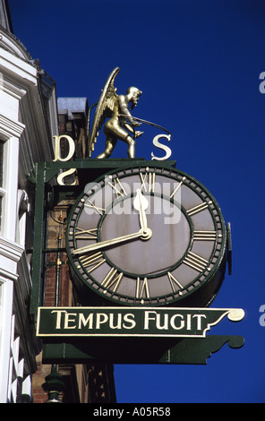 Vieux père temps sur l'horloge ouvragée sur le côté du bâtiment bijoutiers dysons historique datant de 1865 Leeds UK Banque D'Images