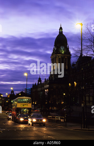 La nuit, le trafic passant leeds hôtel de ville construit en 1858 conçu par cuthbert brodrick leeds yorkshire uk Banque D'Images