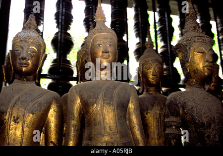 Les figures de Bouddha à Wat Sisaket-plus vieux temple de Vientiane. Le Laos. Banque D'Images