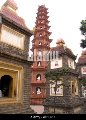 Vietnam du Nord Vietnam Hanoi La Pagode Tran Quoc l'un des plus vieux moines taoïstes Vietnams avec monuments funéraires Banque D'Images