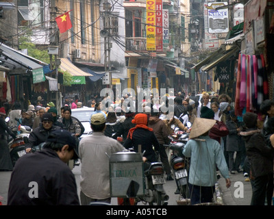 Vietnam Hanoi Centre Ancien quartier Pho Dinh Liet rue encombrée de trafic Banque D'Images