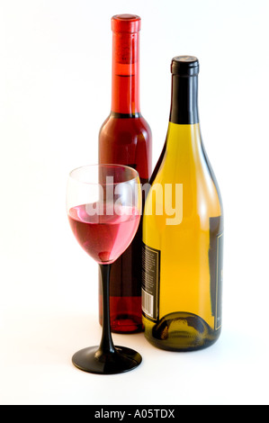 Deux bouteilles de vin et un verre à vin Banque D'Images