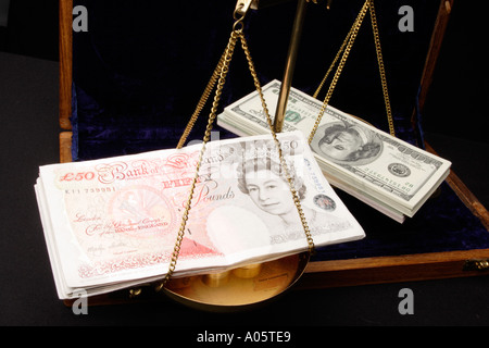 L'argent des piles de livres et des notes de cinquante cents dollars pesait sur les balances Banque D'Images