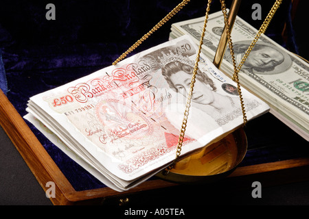 L'argent des piles de livres et des notes de cinquante cents dollars pesait sur les balances Banque D'Images