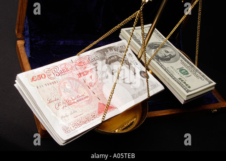 L'argent des piles de livres et des notes de cinquante cents dollars pesait sur les balances Banque D'Images