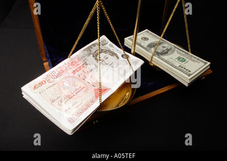 L'argent des piles de livres et des notes de cinquante cents dollars pesait sur les balances Banque D'Images