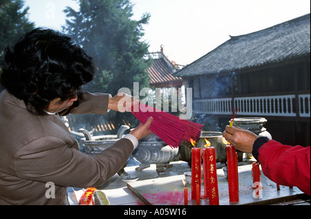 Chine Yunnan Dali Temple Zhonghe beaucoup d'éclairage d'encens sur les bougies Banque D'Images