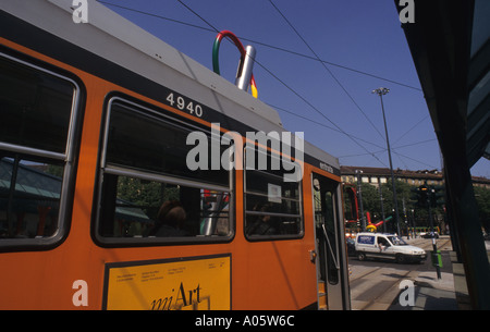Un arrêt de tramway en place Cadorna Milan Italie Banque D'Images