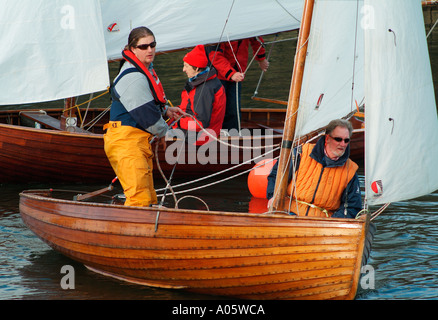 École de voile sur les Norfolk Broads, Angleterre Banque D'Images