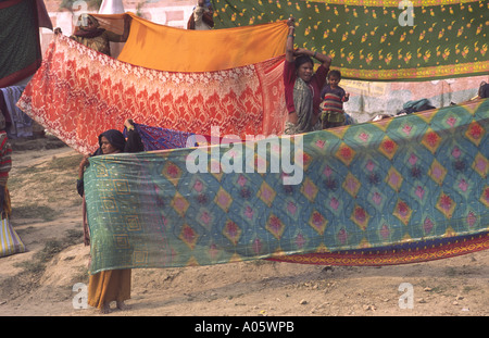 Saris de séchage après le bain sacré dans le Gange. Festival 2001 Khumb Mela-Allahabad, Uttar Pradesh, Inde. Banque D'Images