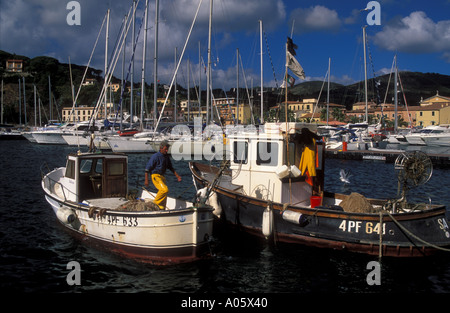 Port avec bateaux de pêche de l'île Elba Porto Azzurro ville Italie Banque D'Images