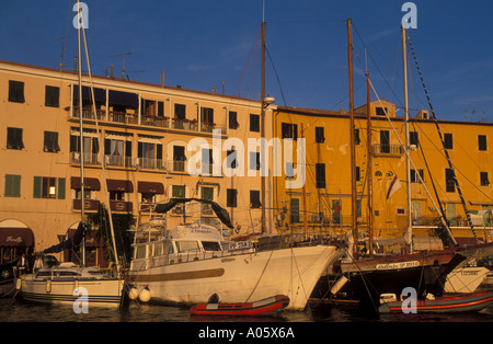 Yachts ancrés dans habror ville capitale de l'île Elba Portoferraio Sicile Banque D'Images