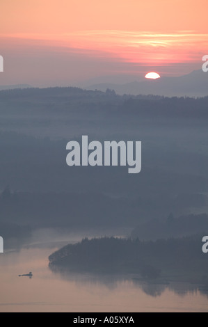 Coucher de soleil sur le lac Windermere de Wansfell, Ambleside, Lake district, Angleterre Banque D'Images