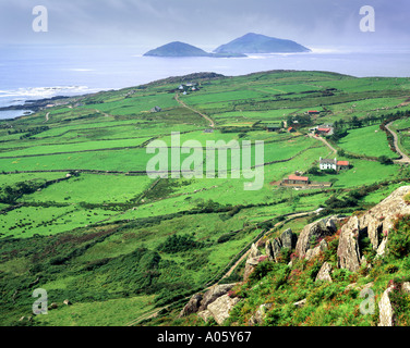 IE - CO. KERRY: Derrynane Bay montrant les îles Deenish et Scaraff le long de l'anneau de Kerry Banque D'Images