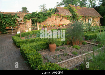 Bordure de buis taillés dans des lits d'herbes carré jardin pays fortifiée Banque D'Images