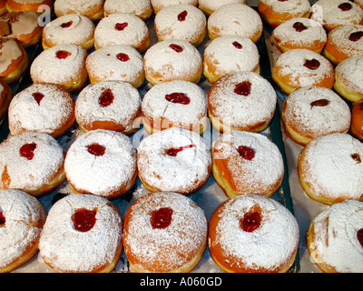 Deep-fried Sufganiyot traditionnel beignet rond garni de sucre en poudre et de confiture jelly mangé pendant Hanoucca fête juive Banque D'Images