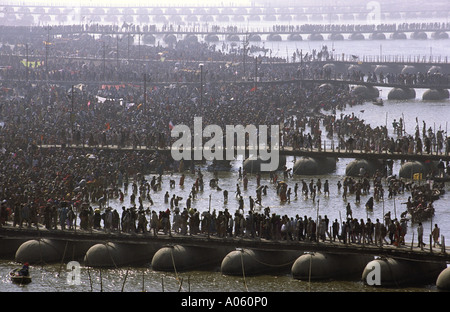 Masses de pèlerins arrivant au festival religieux. Festival 2001 Khumb Mela-Allahabad, Uttar Pradesh, Inde. Banque D'Images
