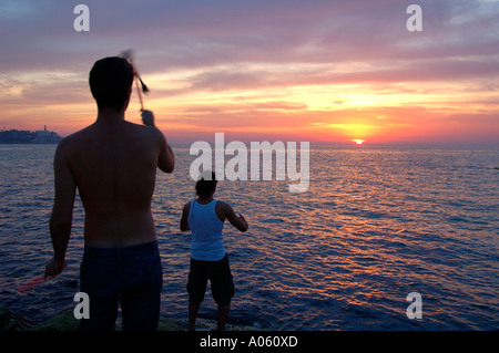 La jonglerie et processus de méditation dans Banana Beach plage batteurs aussi comme ils l'équilibre sur le dessus de l'autre à Tel Aviv ISRAËL Banque D'Images