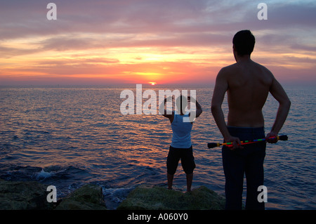 La jonglerie et processus de méditation dans Banana Beach plage batteurs aussi comme ils l'équilibre sur le dessus de l'autre à Tel Aviv ISRAËL Banque D'Images