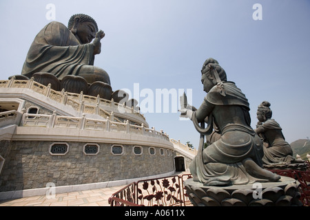 Bouddha de bronze géant au monastère Po Lin sur l'île de Lantau à Hong Kong Banque D'Images