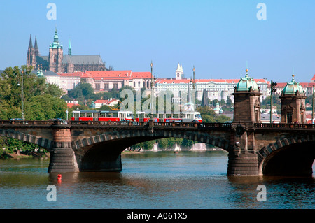 Le tram pour traverser un pont sur la rivière Vltava à Prague République Tchèque Banque D'Images