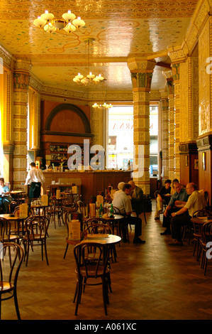 Intérieur de Café Imperial avec ambiance rétro décoré de murs sculptés et art nouveau terminer de Nove Mesto trimestre Prague République Tchèque Banque D'Images