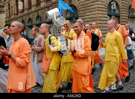 Chant de la rue de Hare Krishna par Harinamas à Prague République Tchèque Banque D'Images