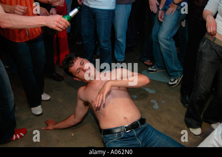 Les jeunes clubbers s'amuser à la discothèque Karlovy Lazne dans la vieille ville de Stare Mesto Prague République tchèque Banque D'Images