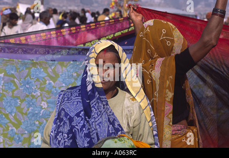 Saris de séchage après le bain sacré dans le Gange. Festival 2001 Khumb Mela-Allahabad, Uttar Pradesh, Inde. Banque D'Images