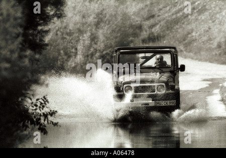 Toyota Landcruiser jeep passe par l'eau Banque D'Images